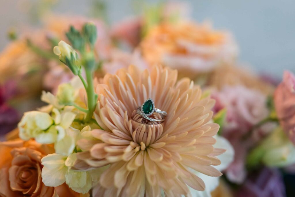 Emerald Green Pear-shaped engagement ring in a mum flower
Teardrop pear-cut diamond